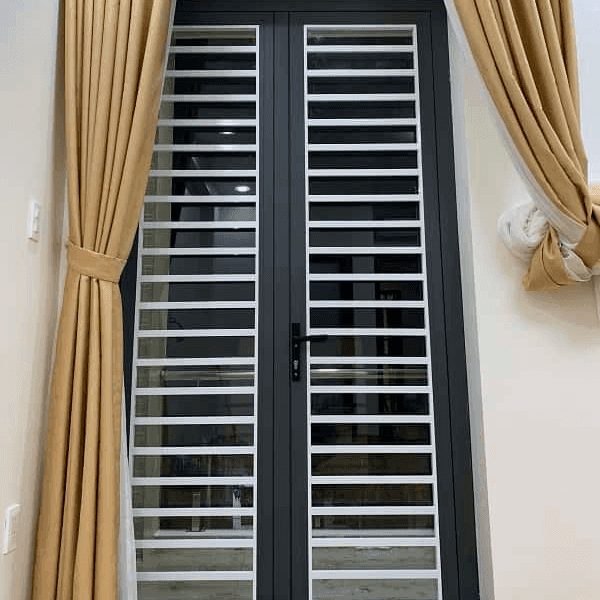 cửa nhôm xingfa có khung bảo vệ