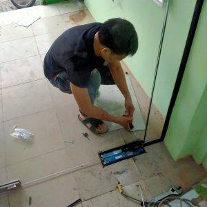 sửa chữa cửa kính cường lực bị xệ tphcm