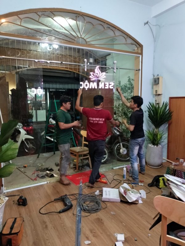 thi công cửa kính cuờng lực