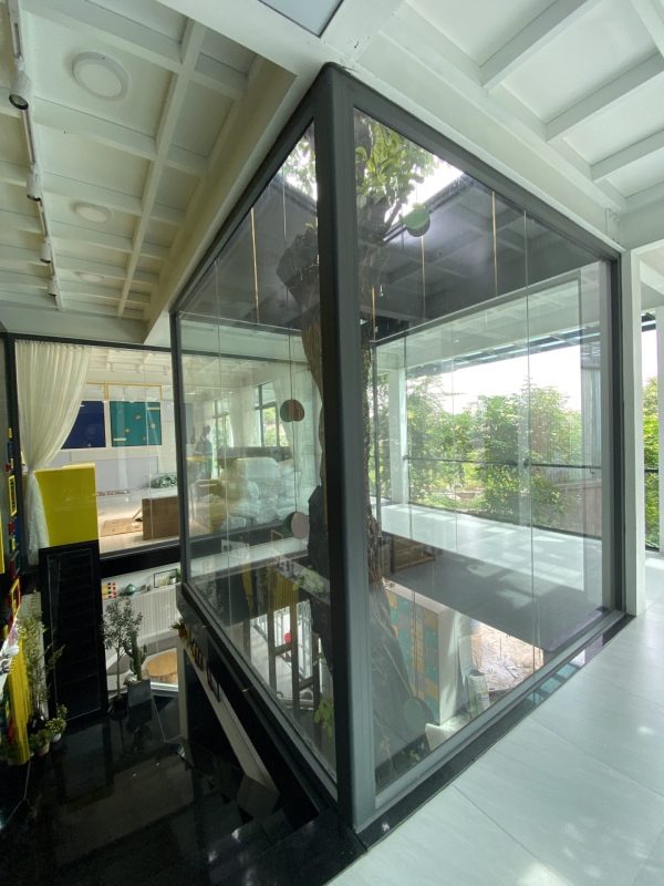 vách kính cường lực khung nhôm xingfa 1