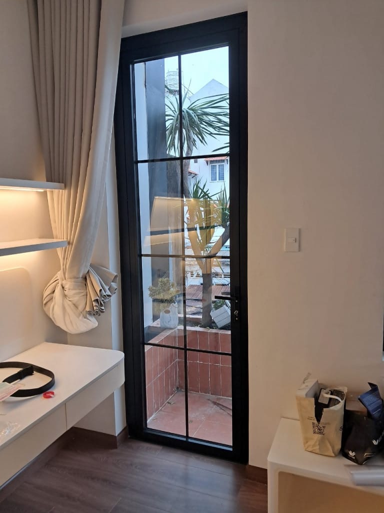cửa kính cường lực cách âm 39 cửa nhôm xingfa 1 cánh màu đen nhập khẩu
