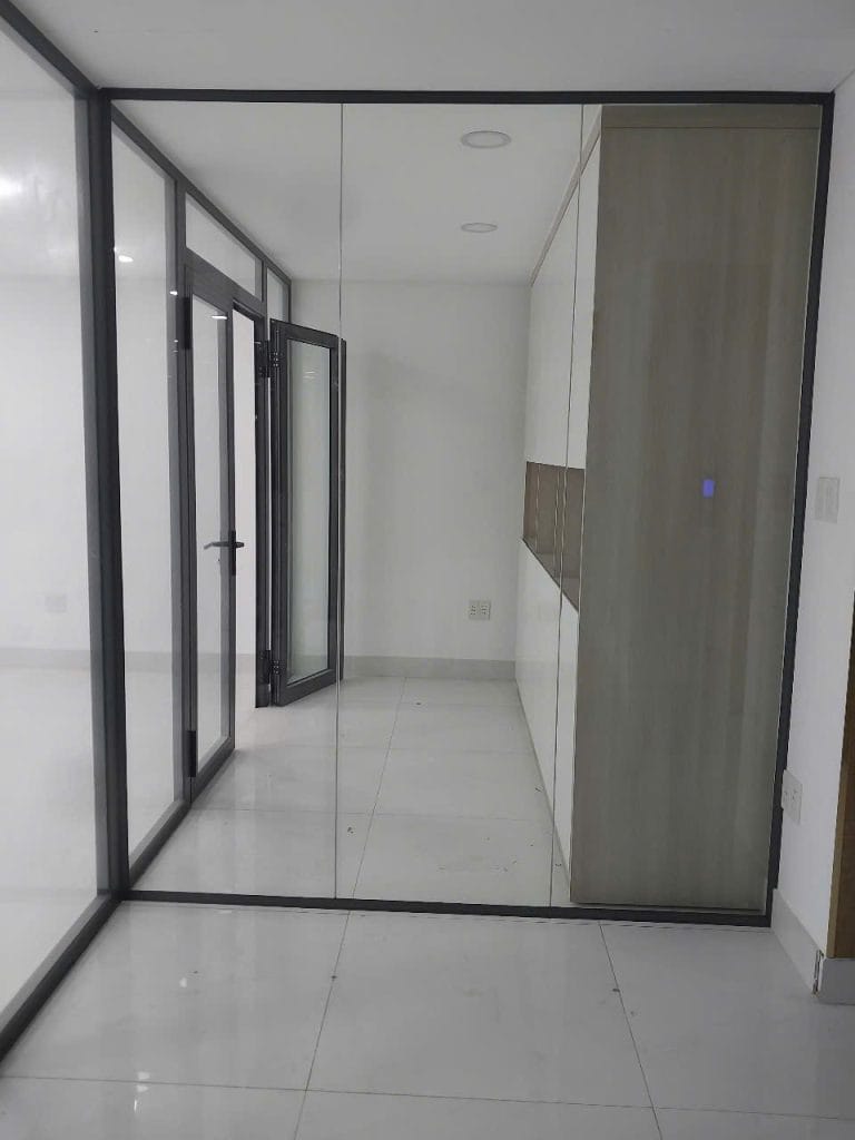 cửa kính cường lực cách âm 30 vách ngăn kính cường lực văn phòng