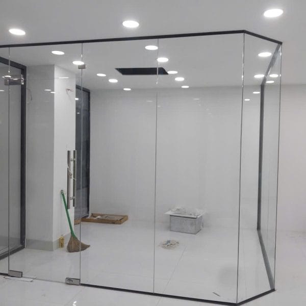 cửa kính cường lực cách âm 24 vách kính cường lực văn phòng