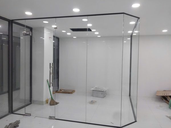cửa kính cường lực cách âm 18 vách kính cường lực văn phòng