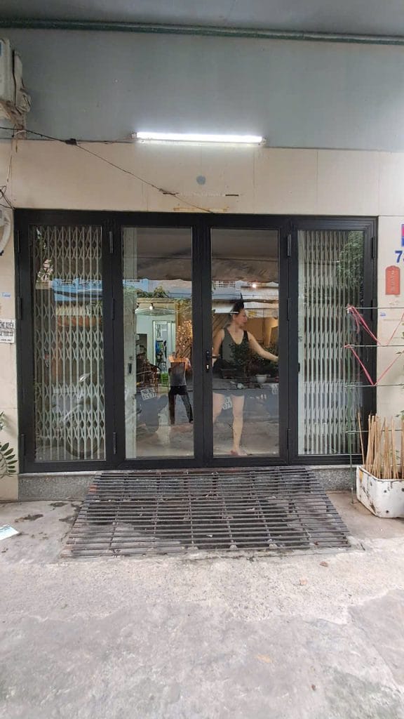 cửa kính cường lực cách âm 28 cửa nhôm kính xingfa 4 cánh màu đen