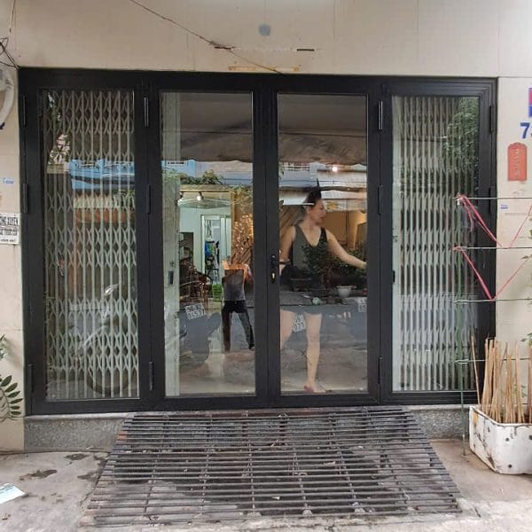 cửa kính cường lực cách âm 23 cửa nhôm kính xingfa 4 cánh màu đen