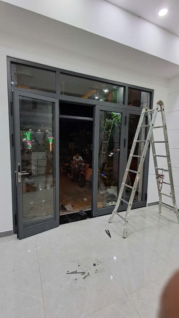 cửa kính cường lực cách âm 29 cửa nhôm kính xingfa 4 cánh mở quay màu xám ghi